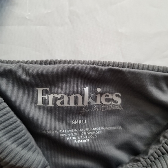 Frankie's Bikinis grey ribbed bikini top size smal - Picture 2 of 6